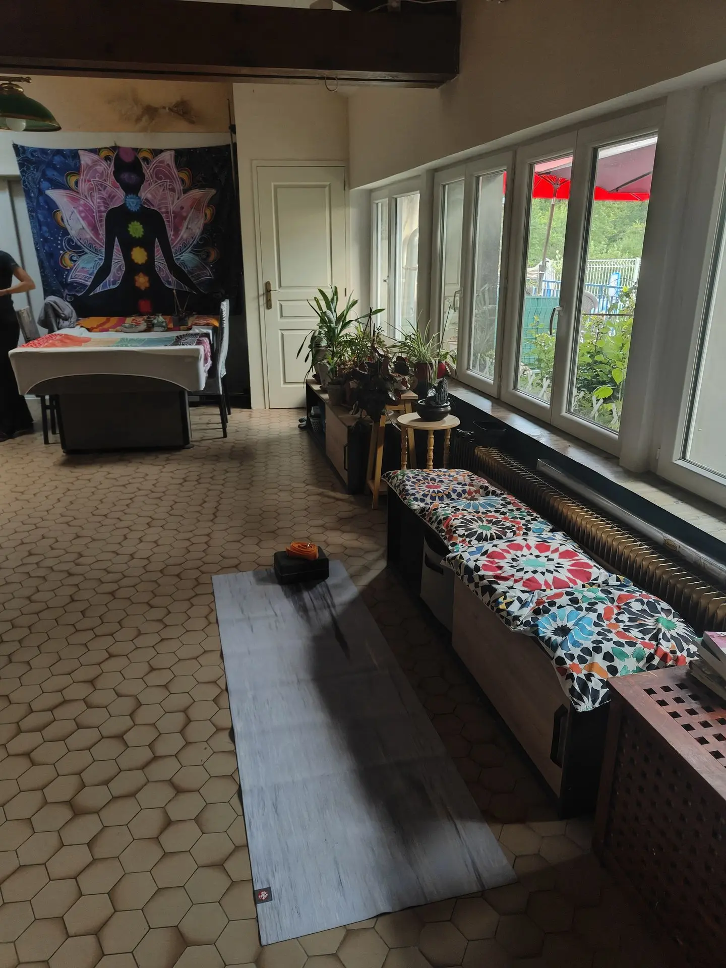 salle pour pratiquer le yoga en groupe