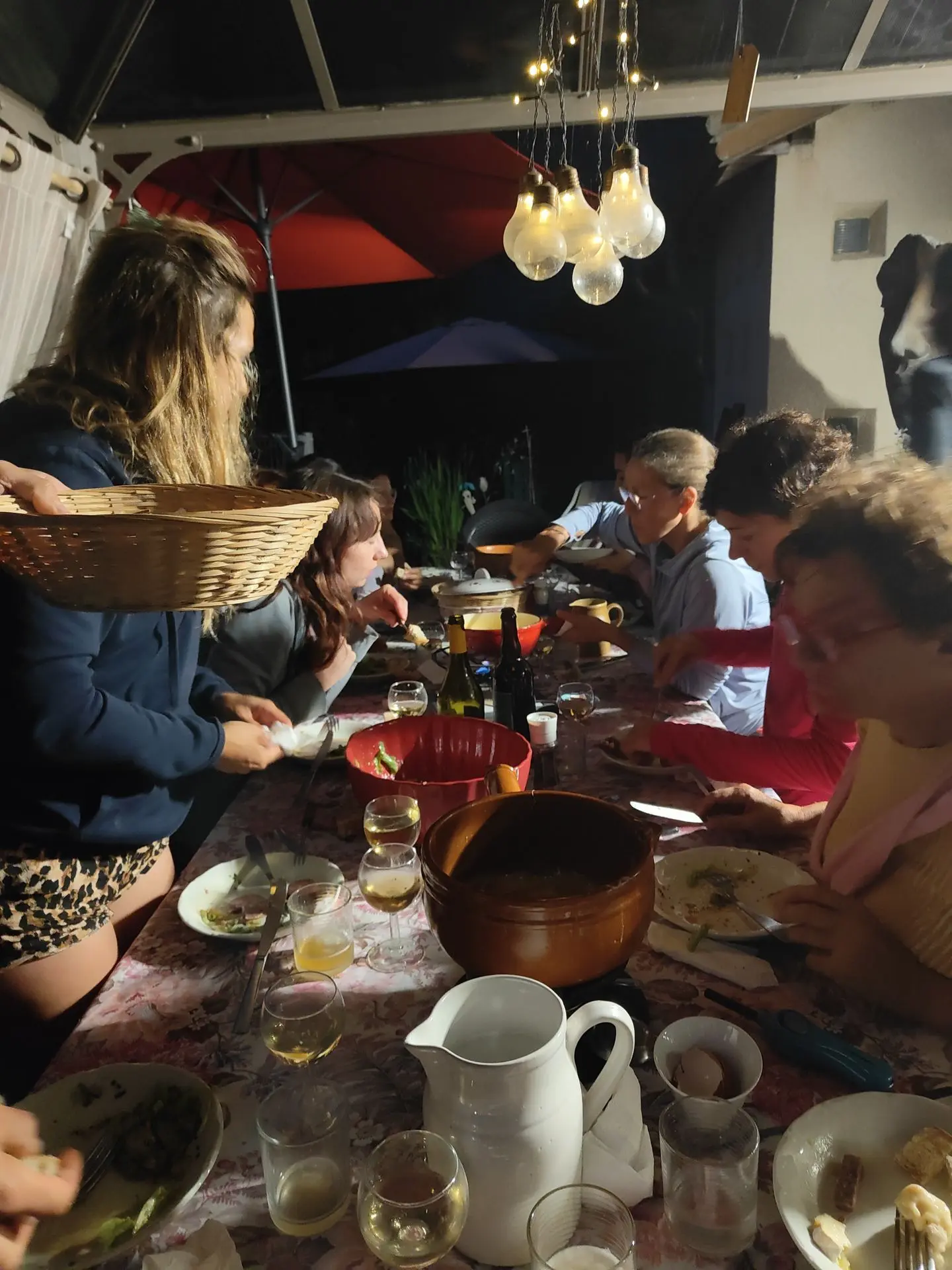 groupe de grimpeurs au gîte qui partagent une fondue