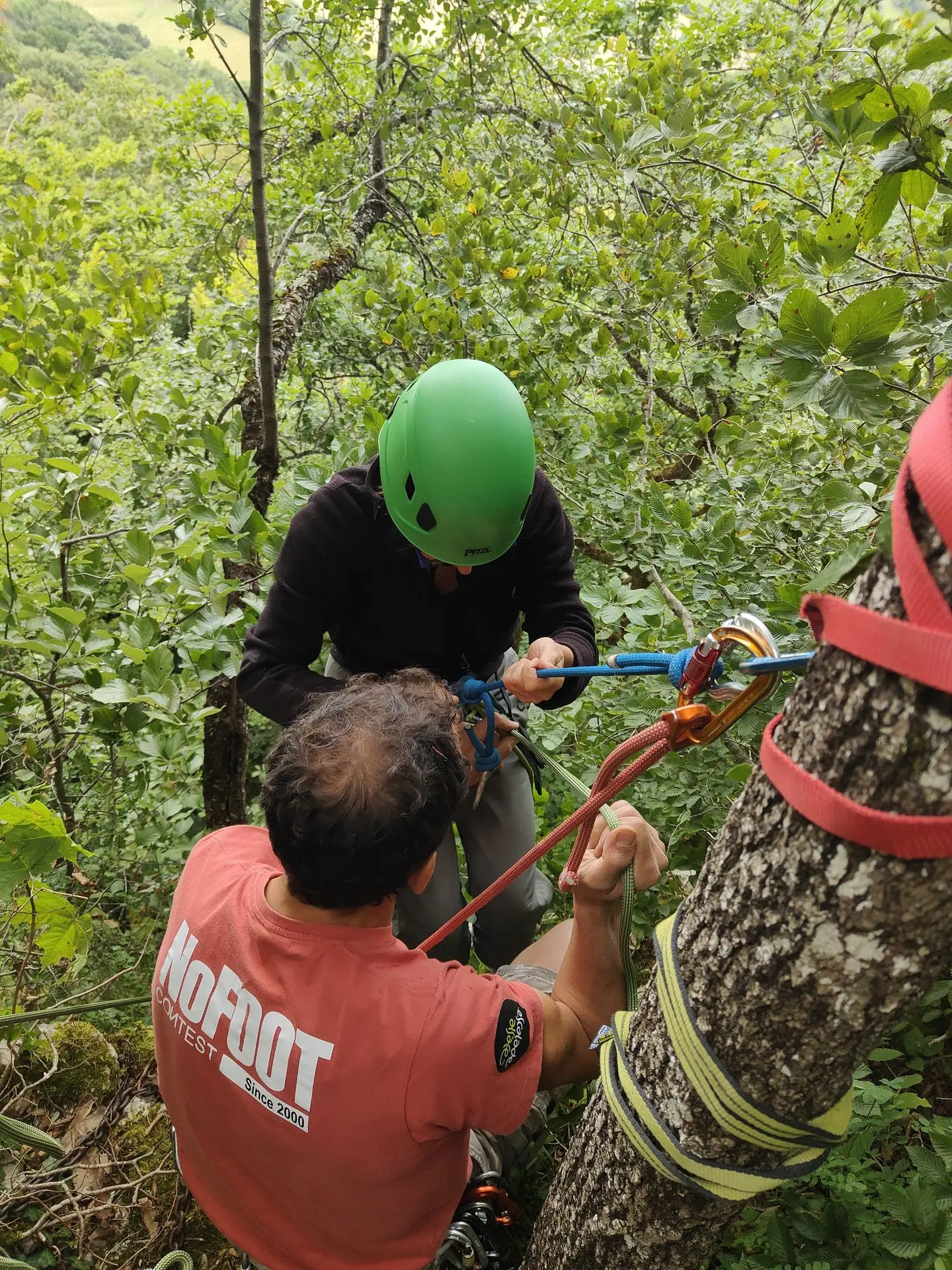 moniteur d'escalade qui accompagne des débutantes