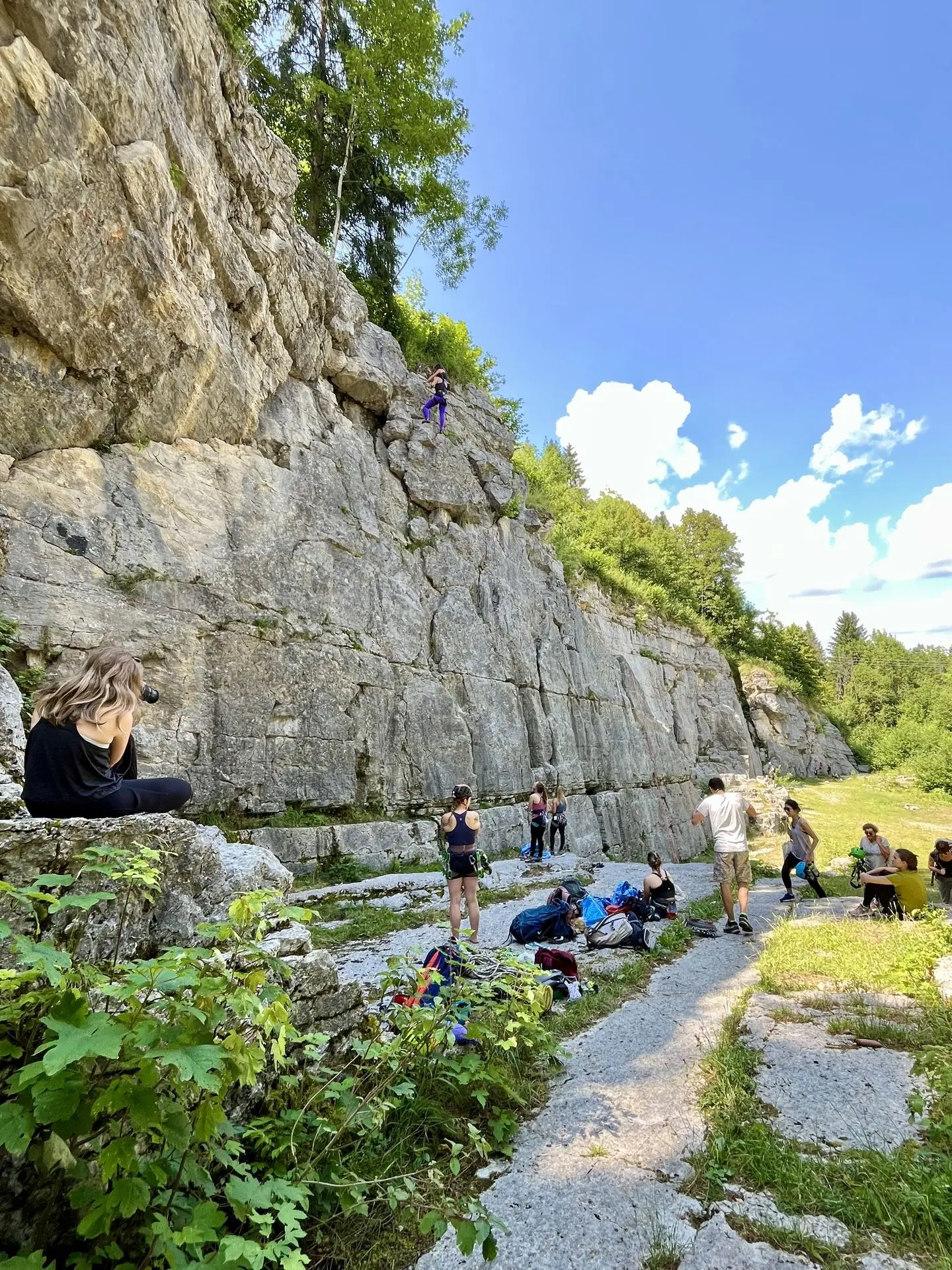 groupe de grimpeurs au pied d'une falaise de calcaire
