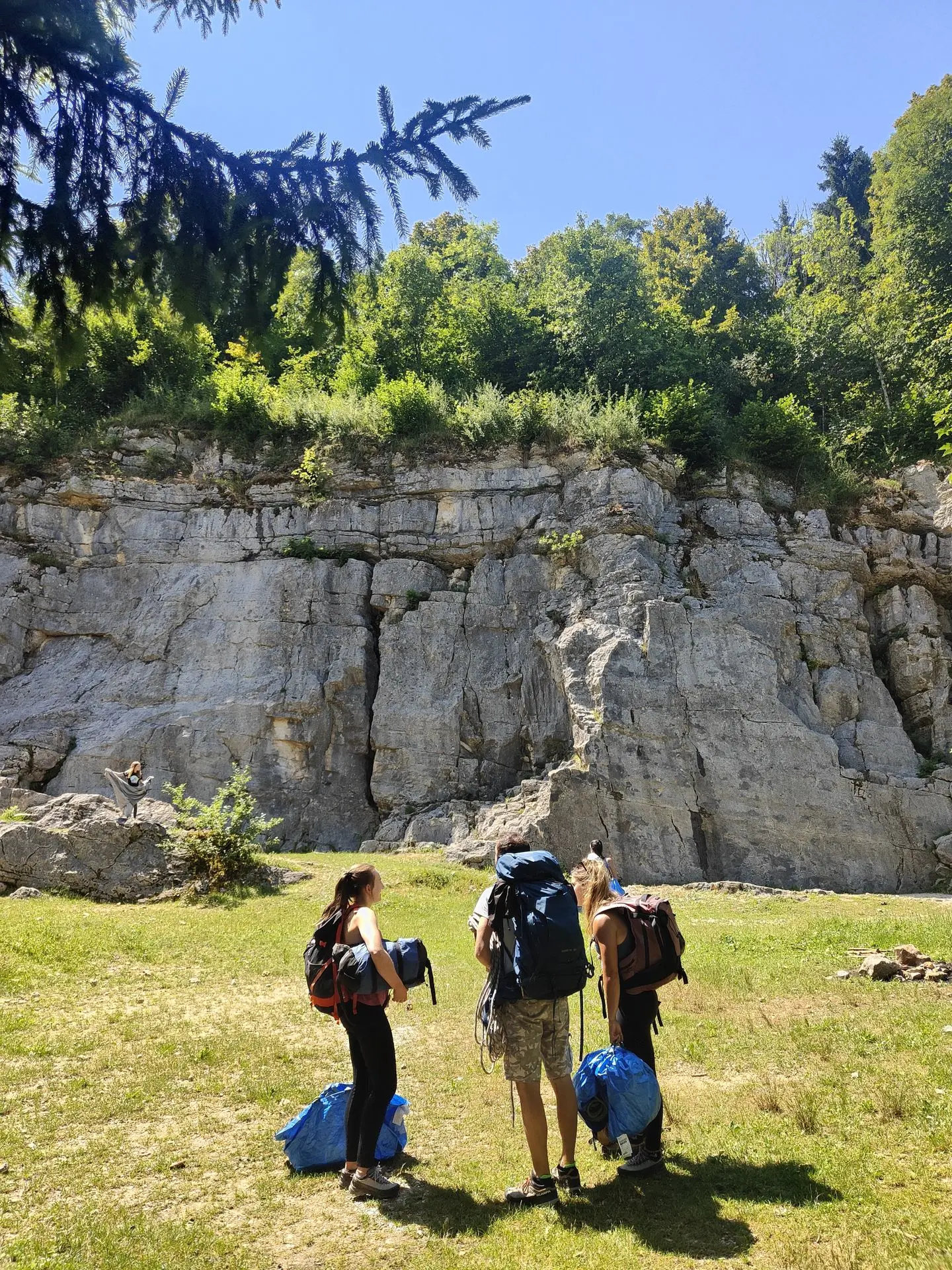 groupe de grimpeurs arrivant devant une falaise